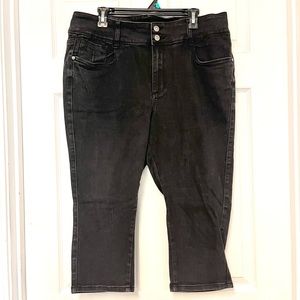 VENUS Black Bum Lifter Capri Jeans